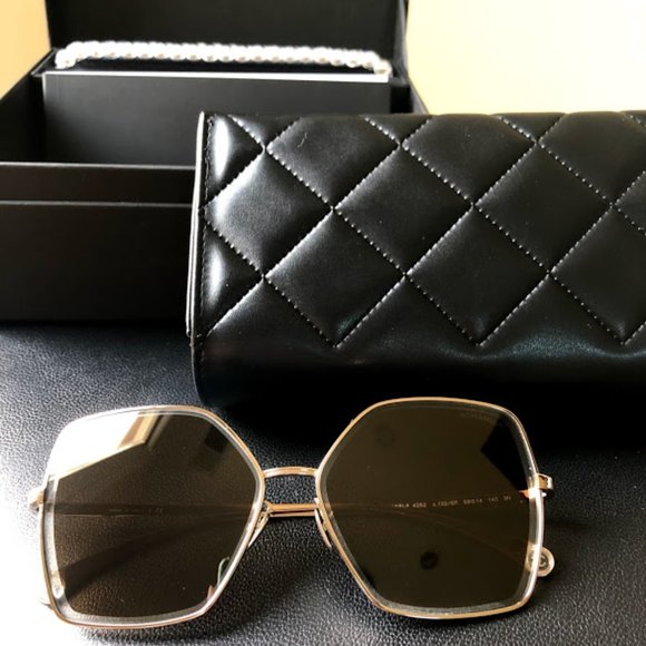 CHANEL Butterfly Sunglasses (with pearl chain) - Picture 4 of 5